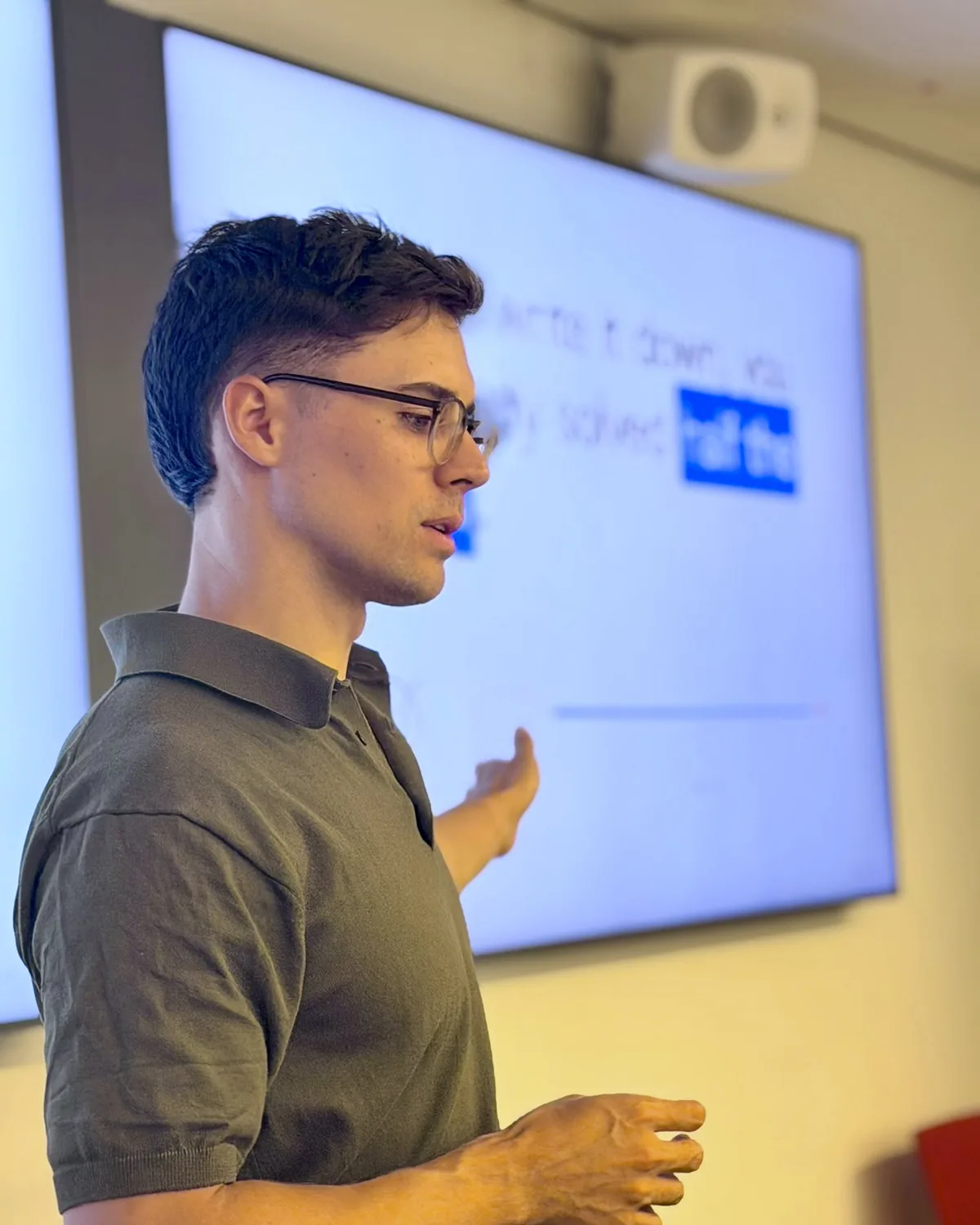 Thomas Schlossmacher presenting at the WKO executive AI workshop, in profile in front of a slide.